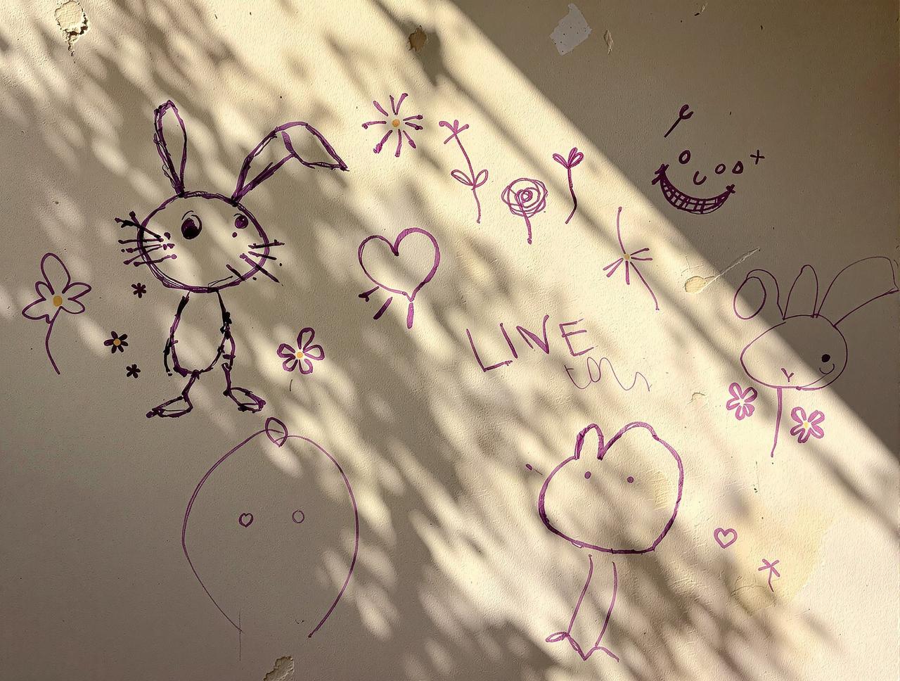 蜡笔涂鸦的墙还在吗 - 八哥网 蜡笔涂鸦的墙还在吗